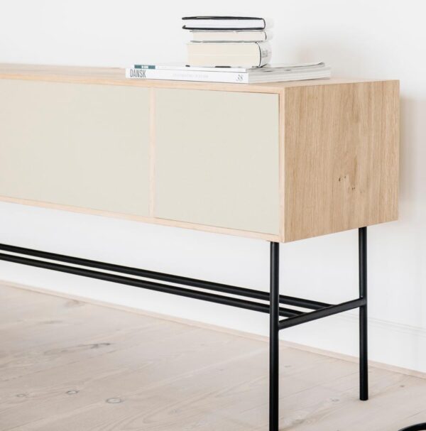 Technoliving - A Lemus HOME Classic Steel Frame egy gyönyörű porszórt keret, amely illeszkedik hangbútorunkhoz, a Lemus HOME Classichoz.