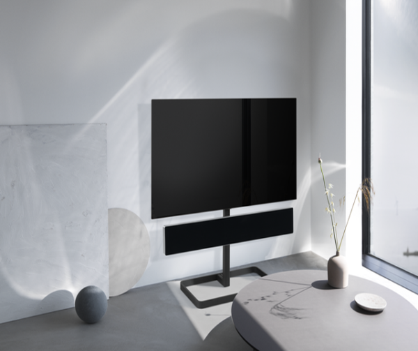 Technoliving - Helyezze Beosound Stage Soundbarját és TV-jét egy minimalista tervezésű Bang & Olufsen padlóállványra, hogy egymással összefüggő és szabadon álló tévézési élményt teremtsen.